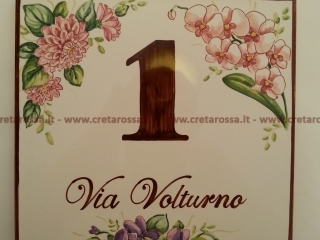 cod.art: nc23 - Mattonella in ceramica cm 20x20 con composizione di fiori e scritta personalizzata. 